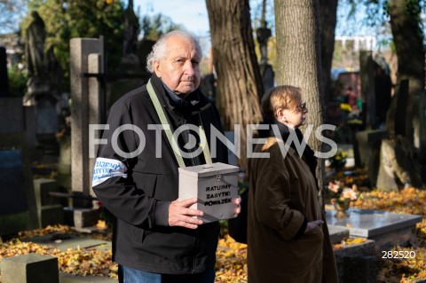  01.11.2023 WARSZAWA<br />
DZIEN WSZYSTKICH SWIETYCH <br />
N/Z ANDRZEJ RZEPLINSKI KWESTA<br />
FOT. MARCIN BANASZKIEWICZ/FOTONEWS  