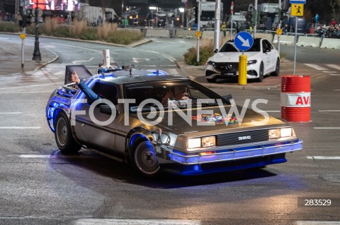  02.12.2023 WARSZAWA<br />
61. RAJD BARBORKA 2023<br />
KRYTERIUM KAROWA<br />
N/Z DELOREAN PRZEJAZD POKAZOWY<br />
FOT. MARCIN BANASZKIEWICZ/FOTONEWS  