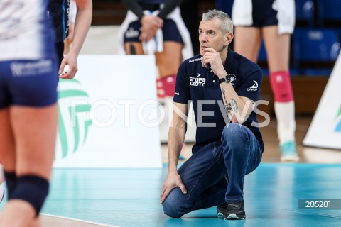  19.02.2024 RZESZOW <br />
SIATKOWKA <br />
TAURON PUCHAR POLSKI KOBIET 2023/2024 <br />
1/4 FINALU - CWIERCFINAL <br />
POLISH WOMEN VOLLEYBALL CUP<br />
MECZ PGE RYSICE RZESZOW - GRUPA AZOTY CHEMIK POLICE <br />
N/Z MARCO FENOGLIO - I TRENER ( HEAD COACH ) SYLWETKA <br />
 