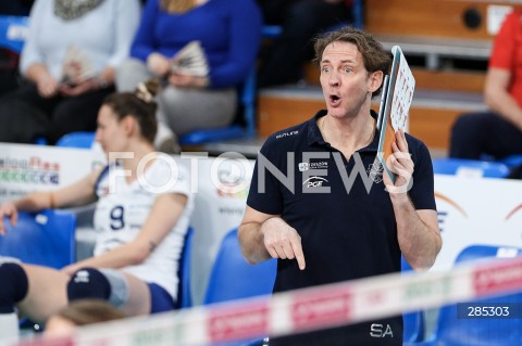  19.02.2024 RZESZOW <br />
SIATKOWKA <br />
TAURON PUCHAR POLSKI KOBIET 2023/2024 <br />
1/4 FINALU - CWIERCFINAL <br />
POLISH WOMEN VOLLEYBALL CUP<br />
MECZ PGE RYSICE RZESZOW - GRUPA AZOTY CHEMIK POLICE <br />
N/Z STEPHANE ANTIGA - I TRENER ( HEAD COACH ) <br />
 