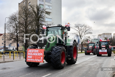  20.20.2024 GDANSK<br />
PROTEST ROLNIKOW W PRZECIWKO ZIELONEMU LADOWI<br />
N/Z TRAKTOR BANER JESTEM ROLNIKIEM NIE NIEWOLNIKIEM<br />
 