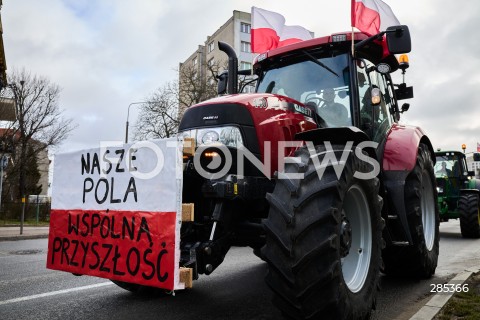  20.20.2024 GDANSK<br />
PROTEST ROLNIKOW W PRZECIWKO ZIELONEMU LADOWI<br />
N/Z TRAKTOR BANER NASZE POLA WSPOLNA PRZYSZLOSC<br />
 