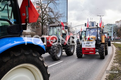  20.20.2024 GDANSK<br />
PROTEST ROLNIKOW W PRZECIWKO ZIELONEMU LADOWI<br />
N/Z BLOKADA DROGI TRAKTOR Z BANEREM OD MYSZY DO CESARZA WSZYSCY ZYJA Z GOSPODARZA<br />
 