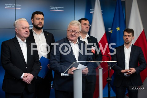  25.02.2024 WARSZAWA<br />
KONFERENCJA PRASOWA W MINISTERSTWIE ROLNICTWA I ROZWOJU WSI<br />
N/Z JACEK CZERNIAK ADAM NOWAK CZESLAW SIEKIERSKI STEFAN KRAJEWSKI MICHAL KOLODZIEJCZAK<br />
FOT. MARCIN BANASZKIEWICZ/FOTONEWS  