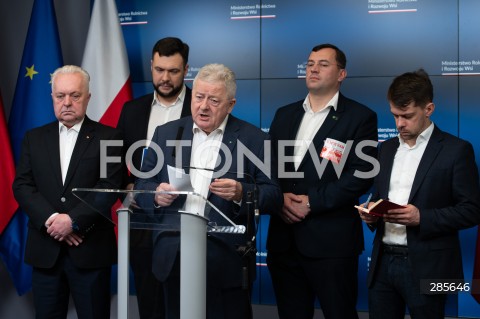  25.02.2024 WARSZAWA<br />
KONFERENCJA PRASOWA W MINISTERSTWIE ROLNICTWA I ROZWOJU WSI<br />
N/Z JACEK CZERNIAK ADAM NOWAK CZESLAW SIEKIERSKI STEFAN KRAJEWSKI MICHAL KOLODZIEJCZAK<br />
FOT. MARCIN BANASZKIEWICZ/FOTONEWS  