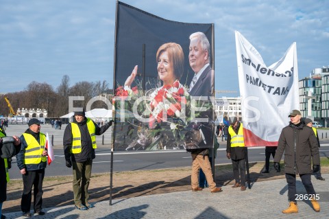  10.03.2024 WARSZAWA<br />
OBCHODY MIESIECZNICY SMOLENSKIEJ<br />
N/Z BANER LECH I MARIA KACZYNSCY<br />
FOT. MARCIN BANASZKIEWICZ/FOTONEWS  