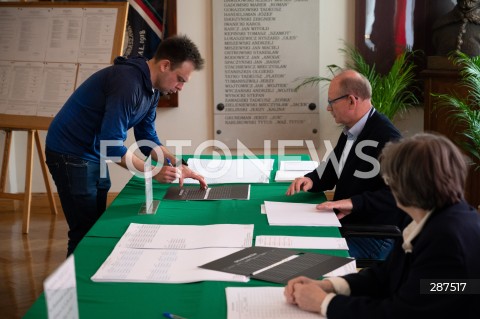  07.04.2024 WARSZAWA<br />
WYBORY SAMORZADOWE 2024<br />
N/Z ANDRZEJ DOMANSKI ODDAJE GLOS<br />
FOT. MARCIN BANASZKIEWICZ/FOTONEWS  