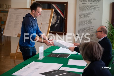  07.04.2024 WARSZAWA<br />
WYBORY SAMORZADOWE 2024<br />
N/Z ANDRZEJ DOMANSKI ODDAJE GLOS<br />
FOT. MARCIN BANASZKIEWICZ/FOTONEWS  