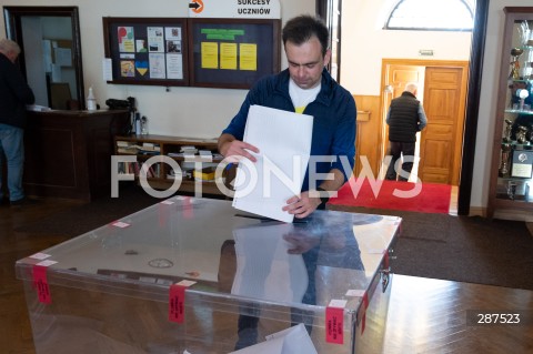  07.04.2024 WARSZAWA<br />
WYBORY SAMORZADOWE 2024<br />
N/Z ANDRZEJ DOMANSKI ODDAJE GLOS<br />
FOT. MARCIN BANASZKIEWICZ/FOTONEWS  