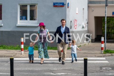  07.04.2024 WARSZAWA<br />
WYBORY SAMORZADOWE 2024<br />
N/Z KRZYSZTOF BOSAK KARINA BOSAK Z DZIECMI<br />
FOT. MARCIN BANASZKIEWICZ/FOTONEWS  