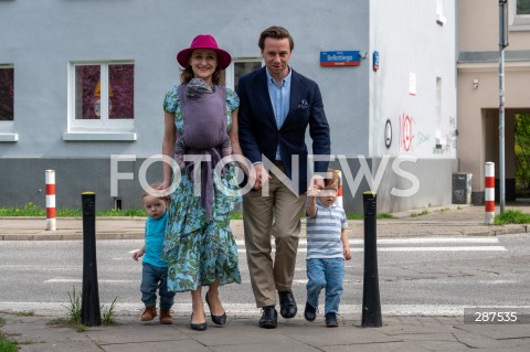  07.04.2024 WARSZAWA<br />
WYBORY SAMORZADOWE 2024<br />
N/Z KRZYSZTOF BOSAK KARINA BOSAK Z DZIECMI<br />
FOT. MARCIN BANASZKIEWICZ/FOTONEWS  