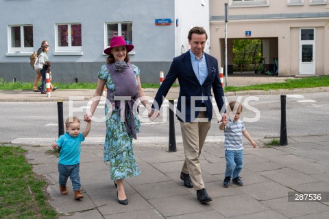  07.04.2024 WARSZAWA<br />
WYBORY SAMORZADOWE 2024<br />
N/Z KRZYSZTOF BOSAK KARINA BOSAK Z DZIECMI<br />
FOT. MARCIN BANASZKIEWICZ/FOTONEWS  