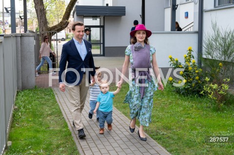  07.04.2024 WARSZAWA<br />
WYBORY SAMORZADOWE 2024<br />
N/Z KRZYSZTOF BOSAK KARINA BOSAK Z DZIECMI<br />
FOT. MARCIN BANASZKIEWICZ/FOTONEWS  