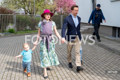  07.04.2024 WARSZAWA<br />
WYBORY SAMORZADOWE 2024<br />
N/Z KRZYSZTOF BOSAK KARINA BOSAK Z DZIECMI<br />
FOT. MARCIN BANASZKIEWICZ/FOTONEWS  