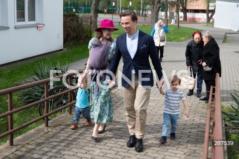  07.04.2024 WARSZAWA<br />
WYBORY SAMORZADOWE 2024<br />
N/Z KRZYSZTOF BOSAK KARINA BOSAK Z DZIECMI<br />
FOT. MARCIN BANASZKIEWICZ/FOTONEWS  