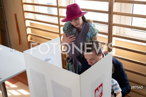  07.04.2024 WARSZAWA<br />
WYBORY SAMORZADOWE 2024<br />
N/Z KRZYSZTOF BOSAK KARINA BOSAK Z DZIECMI<br />
FOT. MARCIN BANASZKIEWICZ/FOTONEWS  