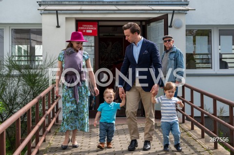  07.04.2024 WARSZAWA<br />
WYBORY SAMORZADOWE 2024<br />
N/Z KRZYSZTOF BOSAK KARINA BOSAK Z DZIECMI<br />
FOT. MARCIN BANASZKIEWICZ/FOTONEWS  