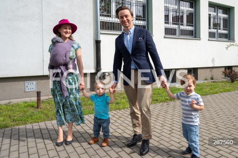  07.04.2024 WARSZAWA<br />
WYBORY SAMORZADOWE 2024<br />
N/Z KRZYSZTOF BOSAK KARINA BOSAK Z DZIECMI<br />
FOT. MARCIN BANASZKIEWICZ/FOTONEWS  