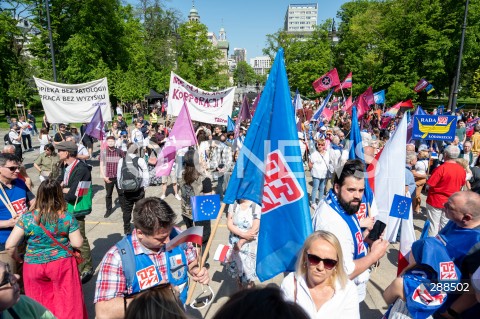  01.05.2024 WARSZAWA<br />
MARSZ LEWICY I OPZZ Z OKAZJI SWIETA PRACY<br />
NIECH SIE SWIECI 1 MAJA<br />
N/Z UCZESTNICY MARSZU<br />
FOT. MARCIN BANASZKIEWICZ/FOTONEWS  