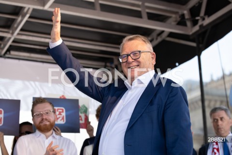  01.05.2024 WARSZAWA<br />
MARSZ LEWICY I OPZZ Z OKAZJI SWIETA PRACY<br />
NIECH SIE SWIECI 1 MAJA<br />
N/Z NICOLAS SCHMIT EUROPEAN COMMISSIONER FOR EMPLOYMENT AND SOCIAL RIGHTS<br />
FOT. MARCIN BANASZKIEWICZ/FOTONEWS  