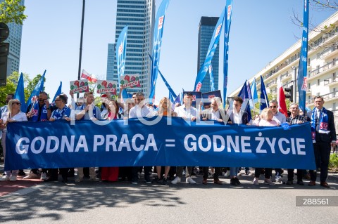  01.05.2024 WARSZAWA<br />
MARSZ LEWICY I OPZZ Z OKAZJI SWIETA PRACY<br />
NIECH SIE SWIECI 1 MAJA<br />
N/Z MARSZ BANER GODNA PRACA GODNE ZYCIE<br />
FOT. MARCIN BANASZKIEWICZ/FOTONEWS  