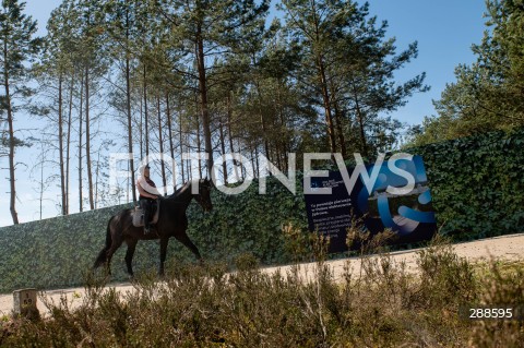  02.05.2024 SLAJSZEWO<br />
OKOLICE BUDOWY ELEKTROWNI JADROWEJ W SLAJSZEWIE<br />
N/Z WIDOK MIEJSCA WYCINKI LASU POD BUDOWE ELEKTROWNI JADROWEJ W SLAJSZEWIE LOGO POLSKIE ELEKTROWNIE JADROWE JEZDZIEC KON KONNO<br />
 