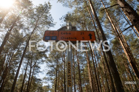  02.05.2024 SLAJSZEWO<br />
OKOLICE BUDOWY ELEKTROWNI JADROWEJ W SLAJSZEWIE<br />
N/Z ZNAK DROGA ROWEROWA NAKLEJKA ATOM STOP W LESIE W OKOLICY BUDOWY ELEKTROWNI JADROWEJ<br />
 