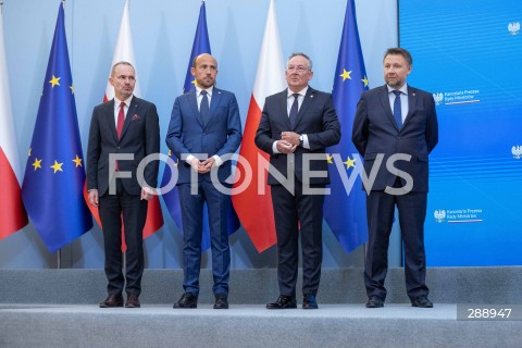  10.05.2024 WARSZAWA<br />
OGLOSZENIE PRZEZ PREMIERA ZMIAN W SKLADZIE RADY MINISTROW<br />
N/Z KRZYSZTOF HETMAN BORYS BUDKA BARTLOMIEJ SIENKIEWICZ MARCIN KIERWINSKI<br />
FOT. ANTONI BYSZEWSKI/FOTONEWS 