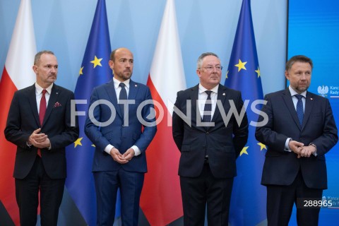  10.05.2024 WARSZAWA<br />
OGLOSZENIE PRZEZ PREMIERA ZMIAN W SKLADZIE RADY MINISTROW<br />
N/Z KRZYSZTOF HETMAN BORYS BUDKA BARTLOMIEJ SIENKIEWICZ MARCIN KIERWINSKI<br />
FOT. ANTONI BYSZEWSKI/FOTONEWS 