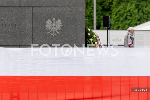  10.05.2024 WARSZAWA <br />
MIESIECZNICA SMOLENSKA <br />
OBCHODY MIESIECZNICY SMOLENSKIEJ <br />
N/Z POMNIK OFIAR KATASTROFY SMOLENSKIEJ<br />
FOT. MARCIN BANASZKIEWICZ/FOTONEWS  