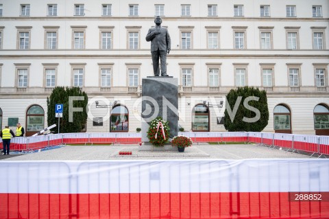  10.05.2024 WARSZAWA <br />
MIESIECZNICA SMOLENSKA <br />
OBCHODY MIESIECZNICY SMOLENSKIEJ <br />
N/Z POMNIK LECHA KACZYNSKIEGO<br />
FOT. MARCIN BANASZKIEWICZ/FOTONEWS  