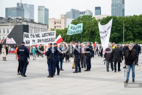  10.05.2024 WARSZAWA <br />
MIESIECZNICA SMOLENSKA <br />
OBCHODY MIESIECZNICY SMOLENSKIEJ <br />
N/Z DEMONSTRACJA PRZECIWNIKOW<br />
FOT. MARCIN BANASZKIEWICZ/FOTONEWS  