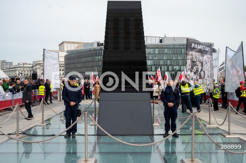  10.05.2024 WARSZAWA <br />
MIESIECZNICA SMOLENSKA <br />
OBCHODY MIESIECZNICY SMOLENSKIEJ <br />
N/Z POMNIK OFIAR KATASTROFY SMOLENSKIEJ<br />
FOT. MARCIN BANASZKIEWICZ/FOTONEWS  