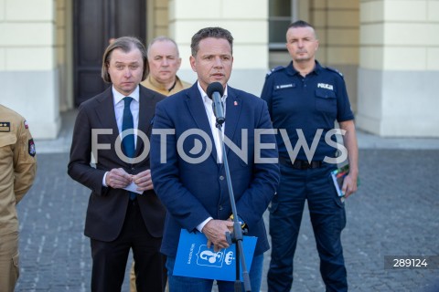  13.05.2024 WARSZAWA<br />
KONFERENCJA PREZYDENTA M.ST. WARSZAWY RAFALA TRZASKOWSKIEGO I WOJEWODY MAZOWIECKIEGO MARIUSZA FRANKOWSKIEGO WS. POZARU CENTRUM HANDLOWEGO MARYWILSKA 44<br />
N/Z RAFAL TRZASKOWSKI MARIUSZ FRANKOWSKI ROMAN KRZYWIEC ROBERT SZUMIATA<br />
FOT. ANTONI BYSZEWSKI FOTONEWS 