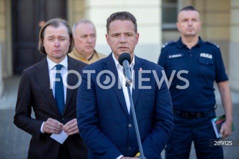  13.05.2024 WARSZAWA<br />
KONFERENCJA PREZYDENTA M.ST. WARSZAWY RAFALA TRZASKOWSKIEGO I WOJEWODY MAZOWIECKIEGO MARIUSZA FRANKOWSKIEGO WS. POZARU CENTRUM HANDLOWEGO MARYWILSKA 44<br />
N/Z RAFAL TRZASKOWSKI MARIUSZ FRANKOWSKI ROMAN KRZYWIEC ROBERT SZUMIATA<br />
FOT. ANTONI BYSZEWSKI FOTONEWS 