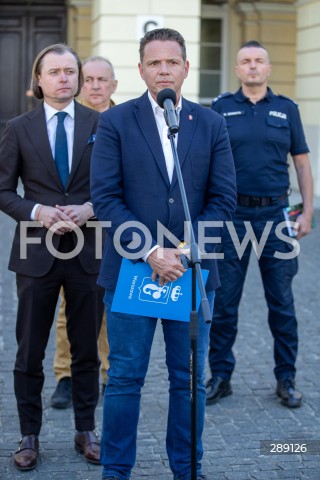  13.05.2024 WARSZAWA<br />
KONFERENCJA PREZYDENTA M.ST. WARSZAWY RAFALA TRZASKOWSKIEGO I WOJEWODY MAZOWIECKIEGO MARIUSZA FRANKOWSKIEGO WS. POZARU CENTRUM HANDLOWEGO MARYWILSKA 44<br />
N/Z RAFAL TRZASKOWSKI MARIUSZ FRANKOWSKI ROMAN KRZYWIEC ROBERT SZUMIATA<br />
FOT. ANTONI BYSZEWSKI FOTONEWS 