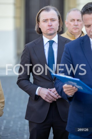  13.05.2024 WARSZAWA<br />
KONFERENCJA PREZYDENTA M.ST. WARSZAWY RAFALA TRZASKOWSKIEGO I WOJEWODY MAZOWIECKIEGO MARIUSZA FRANKOWSKIEGO WS. POZARU CENTRUM HANDLOWEGO MARYWILSKA 44<br />
N/Z MARIUSZ FRANKOWSKI<br />
FOT. ANTONI BYSZEWSKI FOTONEWS 