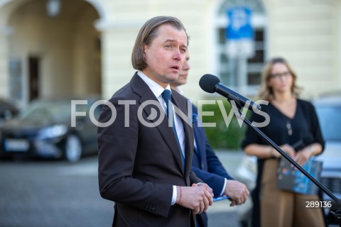  13.05.2024 WARSZAWA<br />
KONFERENCJA PREZYDENTA M.ST. WARSZAWY RAFALA TRZASKOWSKIEGO I WOJEWODY MAZOWIECKIEGO MARIUSZA FRANKOWSKIEGO WS. POZARU CENTRUM HANDLOWEGO MARYWILSKA 44<br />
N/Z MARIUSZ FRANKOWSKI<br />
FOT. ANTONI BYSZEWSKI FOTONEWS 