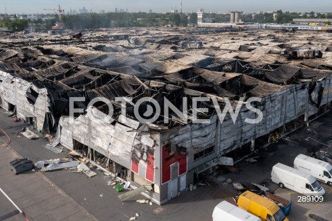Zgliszcza po pożarze centrum handlowego w Warszawie
