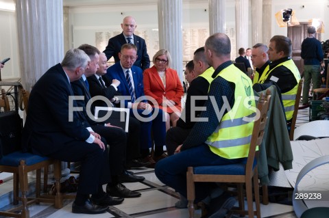  15.05.2024 WARSZAWA<br />
PROTEST ROLNIKOW W SEJMIE<br />
N/Z JAROSLAW KACZYNSKI ROBERT TELUS ROLNICY MARIUSZ BLASZCZAK<br />
FOT. MARCIN BANASZKIEWICZ/FOTONEWS  