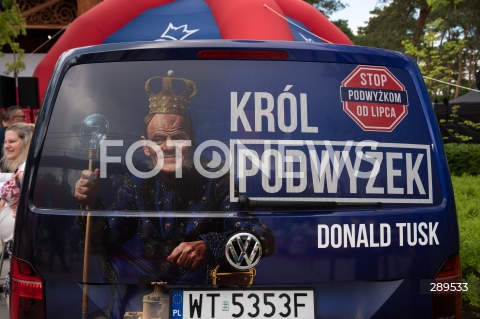  26.05.2024 OTWOCK<br />
SPOTKANIE PREZESA PIS Z MIESZKANCAMI<br />
PIKNIK WYBORCZY MALGORZATY GOSIEWSKIEJ<br />
N/Z BUS DONALD TUSK KROL PODWYZEK<br />
FOT. MARCIN BANASZKIEWICZ/FOTONEWS  