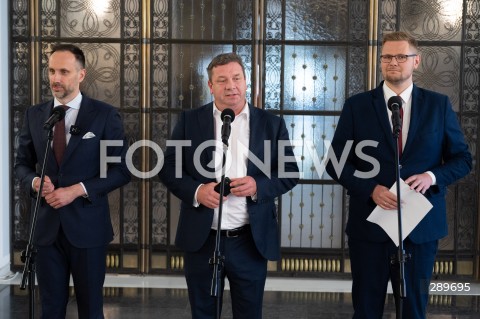  29.05.2024 WARSZAWA<br />
KONFERENCJA PRASOWA POLITYKOW SUWERENNEJ POLSKI<br />
FUNDUSZ SPRAWIEDLIWOSCI<br />
N/Z JANUSZ KOWALSKI MICHAL WOJCIK MICHAL WOS<br />
FOT. MARCIN BANASZKIEWICZ/FOTONEWS  