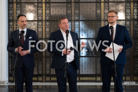  29.05.2024 WARSZAWA<br />
KONFERENCJA PRASOWA POLITYKOW SUWERENNEJ POLSKI<br />
FUNDUSZ SPRAWIEDLIWOSCI<br />
N/Z JANUSZ KOWALSKI MICHAL WOJCIK MICHAL WOS<br />
FOT. MARCIN BANASZKIEWICZ/FOTONEWS  