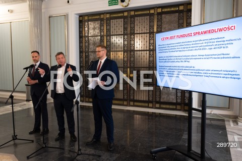  29.05.2024 WARSZAWA<br />
KONFERENCJA PRASOWA POLITYKOW SUWERENNEJ POLSKI<br />
FUNDUSZ SPRAWIEDLIWOSCI<br />
N/Z JANUSZ KOWALSKI MICHAL WOJCIK MICHAL WOS<br />
FOT. MARCIN BANASZKIEWICZ/FOTONEWS  