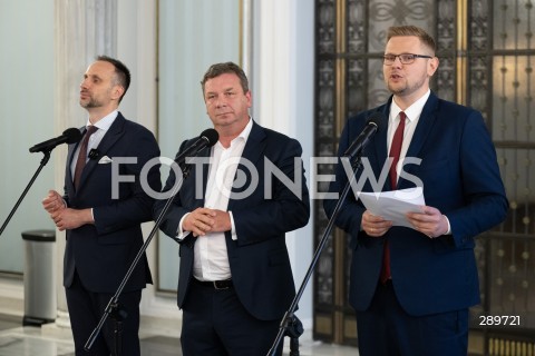  29.05.2024 WARSZAWA<br />
KONFERENCJA PRASOWA POLITYKOW SUWERENNEJ POLSKI<br />
FUNDUSZ SPRAWIEDLIWOSCI<br />
N/Z JANUSZ KOWALSKI MICHAL WOJCIK MICHAL WOS<br />
FOT. MARCIN BANASZKIEWICZ/FOTONEWS  