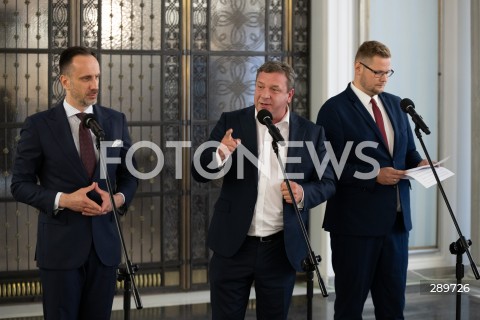  29.05.2024 WARSZAWA<br />
KONFERENCJA PRASOWA POLITYKOW SUWERENNEJ POLSKI<br />
FUNDUSZ SPRAWIEDLIWOSCI<br />
N/Z JANUSZ KOWALSKI MICHAL WOJCIK MICHAL WOS<br />
FOT. MARCIN BANASZKIEWICZ/FOTONEWS  