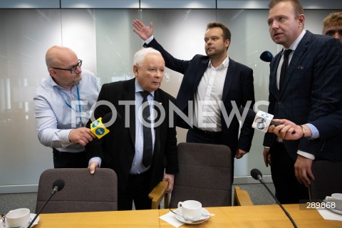  07.06.2024 WARSZAWA<br />
POSIEDZENIE KOMISJI SLEDCZEJ DS. AFERY WIZOWEJ<br />
PRZESLUCHANIE JAROSLAWA KACZYNSKIEGO<br />
N/Z JAROSLAW KACZYNSKI RAFAL BOCHENEK <br />
FOT. MARCIN BANASZKIEWICZ/FOTONEWS  