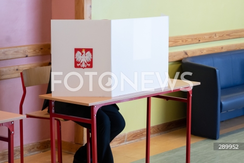  09.06.2024 WARSZAWA<br />
WYBORY DO PARLAMENTU EUROPEJSKIEGO<br />
N/Z KOMISJA WYBORCZA GLOSOWANIE<br />
FOT. MARCIN BANASZKIEWICZ/FOTONEWS  