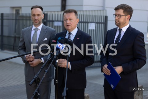  17.06.2024 WARSZAWA<br />
KONFERENCJA PRASOWA POLITYKOW PIS PRZED KOMENDA GLOWNA STRAZY GRANICZNEJ<br />
N/Z JANUSZ KOWALSKI MARIUSZ BLASZCZAK ANDRZEJ SLIWKA<br />
FOT. ANTONI BYSZEWSKI/FOTONEWS 