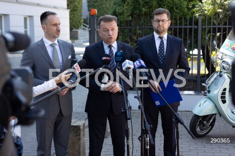  17.06.2024 WARSZAWA<br />
KONFERENCJA PRASOWA POLITYKOW PIS PRZED KOMENDA GLOWNA STRAZY GRANICZNEJ<br />
N/Z JANUSZ KOWALSKI MARIUSZ BLASZCZAK ANDRZEJ SLIWKA<br />
FOT. ANTONI BYSZEWSKI/FOTONEWS 